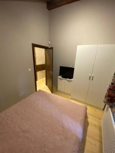 um quarto com uma cama e um quarto com um closet em Persey Villa Borovets em Borovets