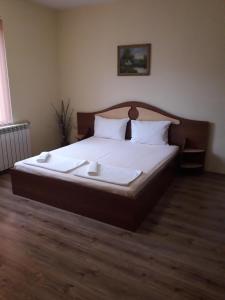 Ein Bett oder Betten in einem Zimmer der Unterkunft Fenerite Family Hotel