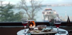una mesa con dos copas de vino y una vela en Dardanelles1915, en Canakkale