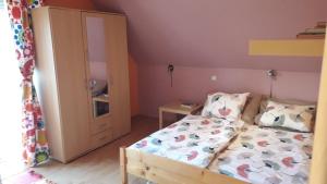 Postel nebo postele na pokoji v ubytování Szigliget Strand mellet levő, csendes, kényelmes ház
