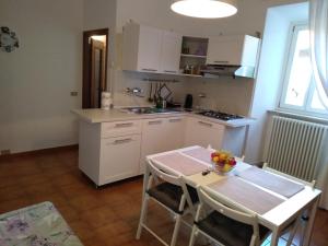 ヴァレンナにあるVarenna Center, Contrada del Pratoのキッチン(テーブル、テーブル、椅子付)