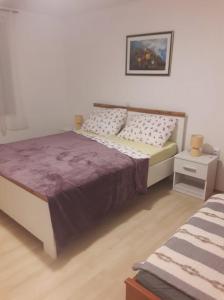 een slaapkamer met een groot bed in een kamer bij Apartment Dorothy in Kaštela