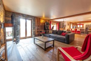 ein Wohnzimmer mit Sofa und Tisch in der Unterkunft Appartement Marcella in Montgenèvre