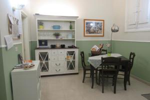 cocina y comedor con mesa y sillas en A casa di Milena, en Catania