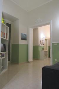 una sala de estar con paredes verdes y blancas. en A casa di Milena, en Catania