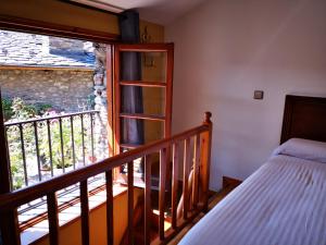 Postel nebo postele na pokoji v ubytování Hotel Santa Bàrbara De La Vall D'ordino + 37 fotografií