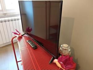 Telewizja i/lub zestaw kina domowego w obiekcie Fabretti House - Centro storico