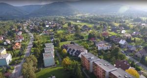 z góry widok na małe miasteczko w górach w obiekcie Apartman Nikola Trojanovice w mieście Trojanovice