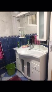 Ett badrum på Super appartement de luxe T4 a la ville de Bejaia