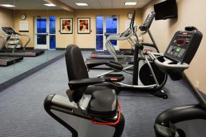 un gimnasio con bicicletas cardiovasculares y máquinas de correr en Holiday Inn Express Washington Court House, an IHG Hotel, en Washington Court House