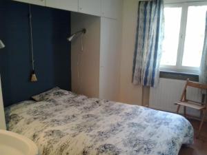 ein Schlafzimmer mit einem Bett, einem Waschbecken und einem Fenster in der Unterkunft Mijana in Knokke-Heist