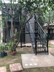 Una escalera negra frente a un edificio en Cabañas Apart Margaridas en Merlo