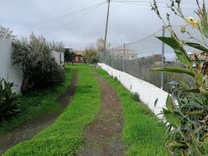 a dirt road next to a white fence at Casa Rural Cho Agustin in Erjos-El Tanque