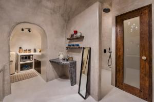 eine kleine Küche mit Spüle und Herd in der Unterkunft Satori Caves by Thireon in Oia