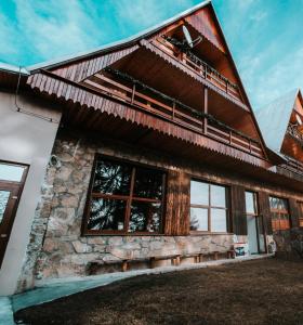 una baita di tronchi con balcone sopra di Horsky dom a Levoča