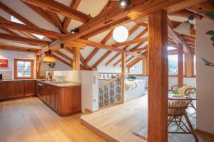 - une cuisine avec des plafonds en bois et une table dans une chambre dans l'établissement Ledererhaus, à Mauterndorf