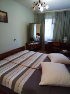 リヴィウにあるApartments in Lvivのベッドルーム1室(キングサイズベッド1台、ロープ付)