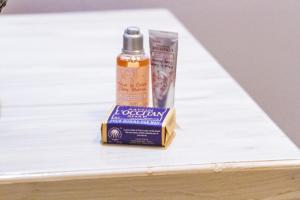 a bottle of essential oil and a tube of toothpaste at Finca Pamel in Los Santos