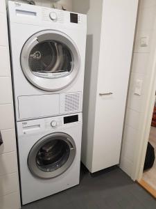 een wasmachine en een droger in de kamer bij Upea kaksio, Keskustorin laidalla in Seinäjoki