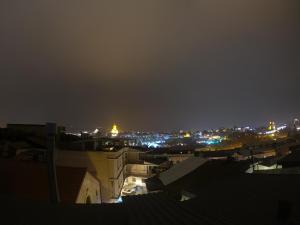 Splošen razgled na mesto Tbilisi oz. razgled na mesto, ki ga ponuja hotel