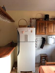 A kitchen or kitchenette at casa temporada