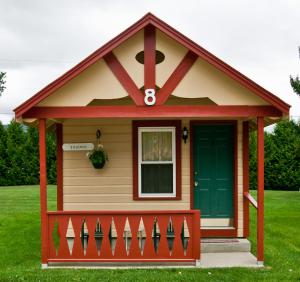 a small house with a green door in a yard at Casablanca Motel in Manchester