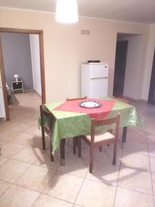 kuchnia ze stołem z zieloną tkaniną w obiekcie Villa Aurora Per Vacanze w mieście Palermo +15 zdjęć