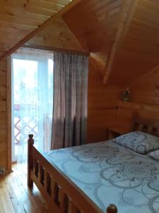 Giường trong phòng chung tại Holiday Home Melodiya Karpat