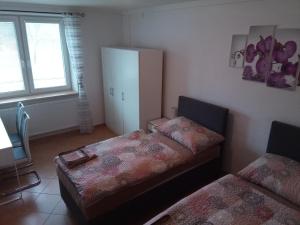 1 dormitorio con 2 camas y armario blanco en Apartmán U Zlatého křížku en Velké Meziříčí