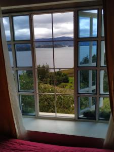 Zimmer mit einem Fenster mit Blick auf das Wasser in der Unterkunft Villa Paola del Lago in Cuítiva