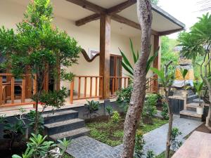 une villa avec un escalier menant à une maison dans l'établissement Warung Win Beach & Homestay, à Amed