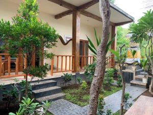 Κήπος έξω από το Warung Win Beach & Homestay