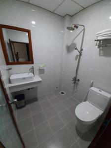 a bathroom with a toilet and a sink and a shower at Cát tường 2 hotel in Ho Chi Minh City