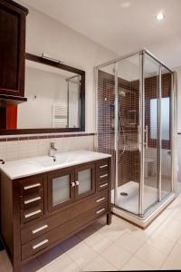 a bathroom with a sink and a shower at Oktheway Villa Maneiro in Bergondo