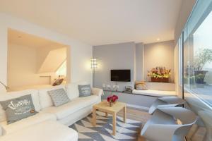 sala de estar con sofá blanco y TV en OLD TOWN Apartment W Interior Terrace - Barreirinha, en Funchal
