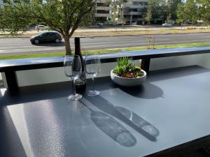 Midnight Luxe 1BR 1Bath Apartment 104 in the heart of Braddon Pool Sauna Secure Parking Wine WiFi的酒水