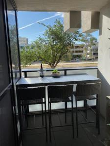 Midnight Luxe 1BR 1Bath Apartment 104 in the heart of Braddon Pool Sauna Secure Parking Wine WiFi的阳台或露台