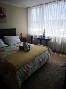 um quarto com uma cama com um computador portátil em Depto 1 Dormitorio Centro Blanco 702 em Temuco