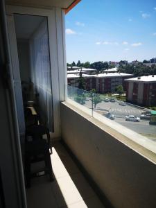 a balcony with a chair and a view of a parking lot at Depto 1 Dormitorio Centro Blanco 702 in Temuco