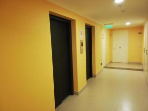 a hallway with yellow and black walls and white floors at Depto 1 Dormitorio Centro Blanco 702 in Temuco