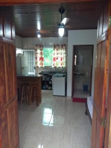 ein Wohnzimmer mit einer Küche mit einem Tisch in der Unterkunft Cantinho do Aconchego in Paraty