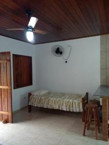 ein Schlafzimmer mit Bett und Deckenventilator in der Unterkunft Cantinho do Aconchego in Paraty