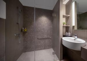 新加坡Citadines Rochor Singapore的带淋浴和水槽的浴室