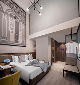 新加坡Citadines Rochor Singapore的一间卧室，配有一张床、一张桌子和一把椅子