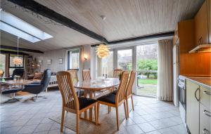 エーベルトフトにあるAmazing Home In Ebeltoft With Saunaのキッチン、ダイニングルーム(テーブル、椅子付)