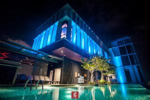 a building with a swimming pool at night at EXPRESSIONZ KLCC BY G Suites in Kuala Lumpur