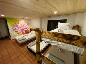 een kamer met 2 stapelbedden en een schilderij aan de muur bij Prana in San Gil +9 foto's
