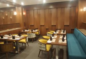 Hotel Shagun Chandigarh Zirakpur的休息区