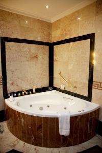 Koupelna v ubytování Grand Excelsior Hotel Al Barsha