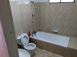 y baño con aseo, bañera y aseo. en Mondala Resort, en Chiang Dao